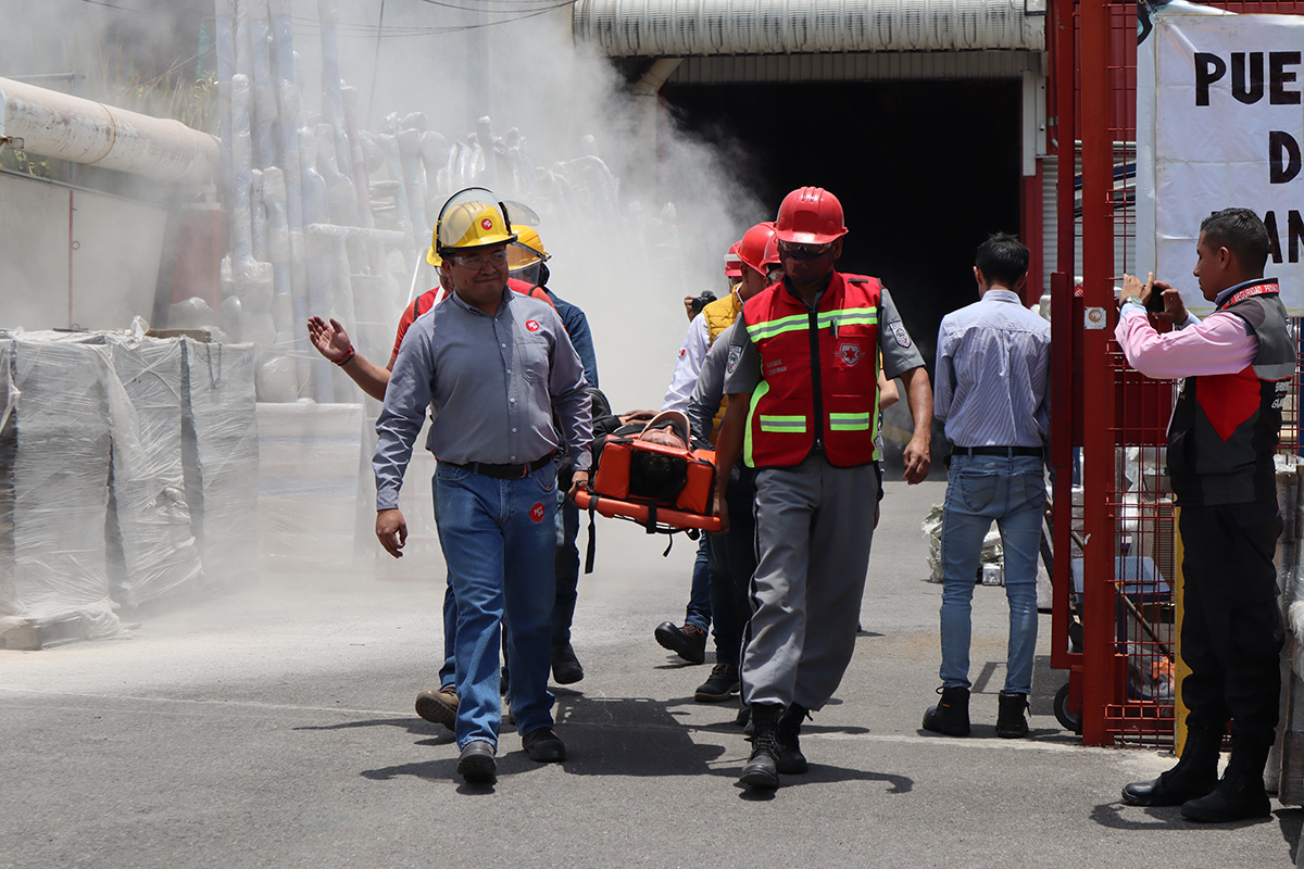 Colaboradores de Productos Jumbo simulan el rescate de una persona lesionada en fábrica